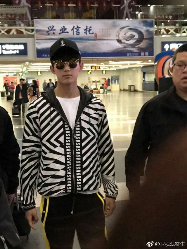 吴磊到达机场
