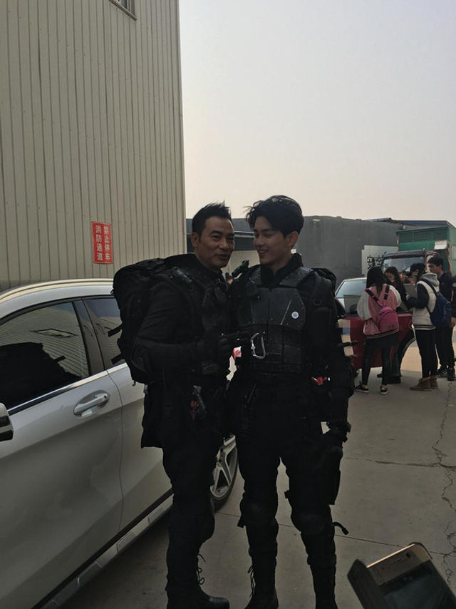 任达华、吴磊亲密