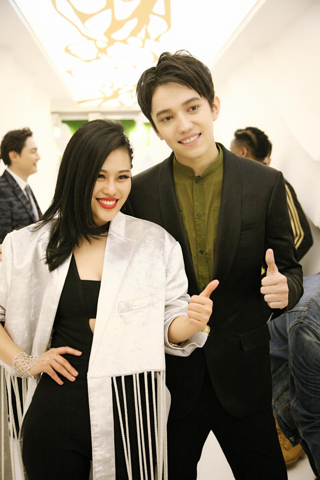 《歌手》袁娅维与迪玛希逗趣互动心情大好_新浪图片