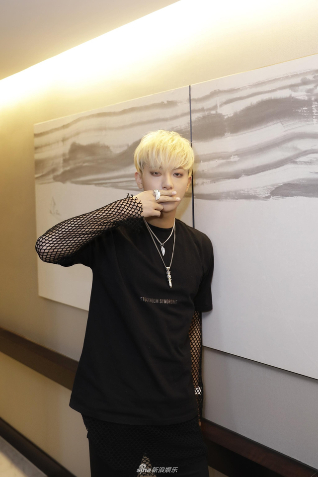 黄子韬近照金发配渔网内搭抢镜