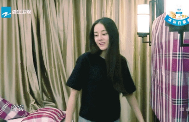 热巴素颜依旧浓眉大眼