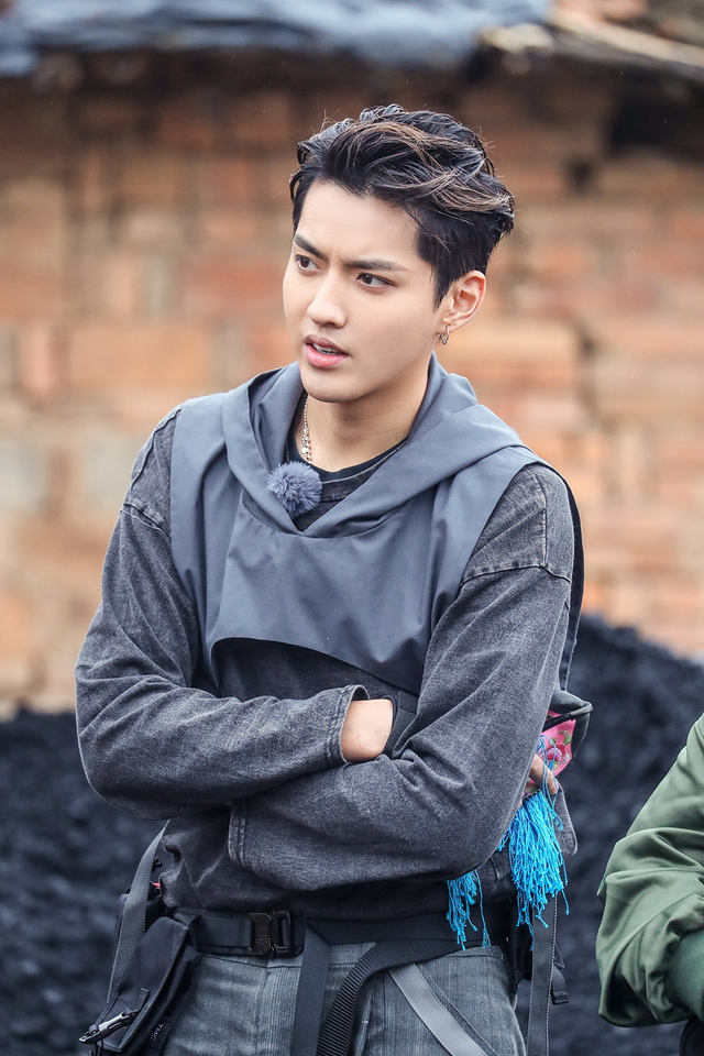 《72》吴亦凡赵丽颖同骑单车 上演"搬砖偶像剧"