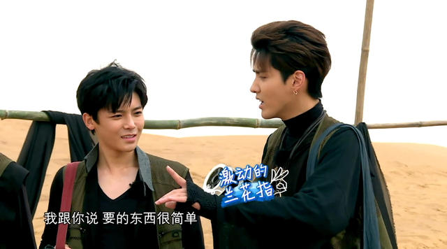 吴亦凡翘兰花指唱rap