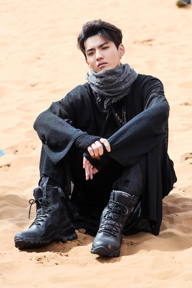 吴亦凡沙漠休息