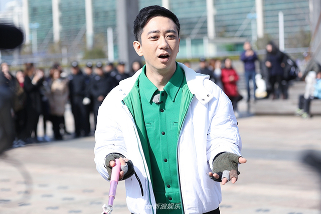 王自健被扫码一脸惊讶