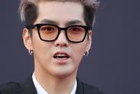 吴亦凡穿黑色西装现身生图能打 银发造型超酷长腿瞩目