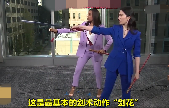 刘亦菲教外国主持人舞剑 动作干脆利落又美又飒_新浪图片