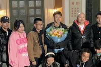 黄景瑜新剧《斗贼》凌晨杀青 开心比耶活力十足