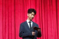 张亮工作室分享张悦轩近照 13岁天天穿西装成熟帅气
