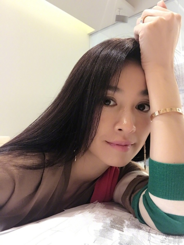 47岁张庭穿超短裙大秀长腿 元气满满风采不减当年