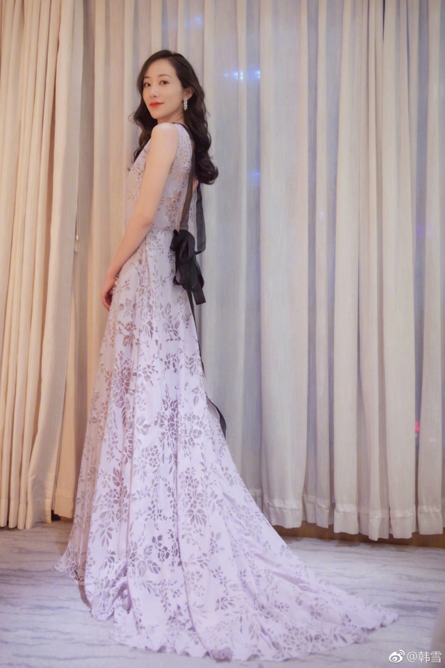 韩雪穿v拖尾透视连衣裙