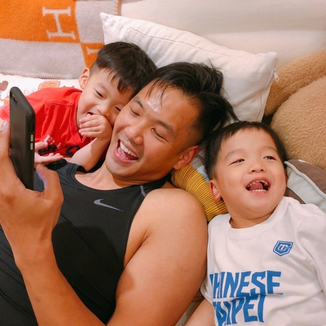 陈建州晒和双胞胎儿子父子装照 发文感谢范玮琪