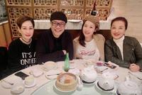 欧阳震华老婆晒二人近照 亲朋好友齐欢笑幸福感十足