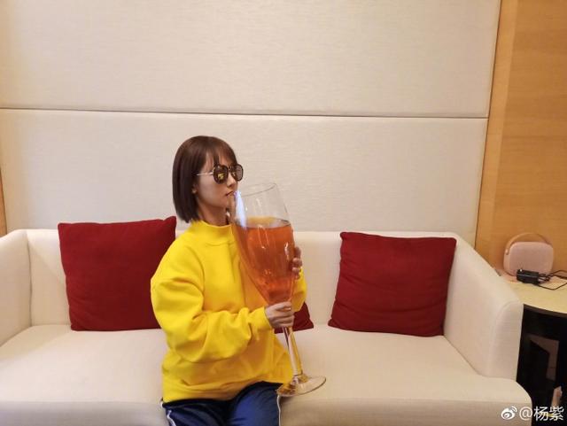 杨紫喝酒图片