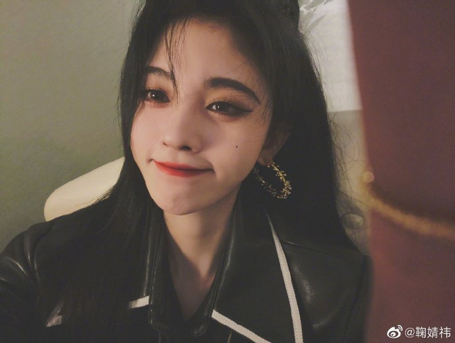 9           鞠婧祎抿嘴笑自拍