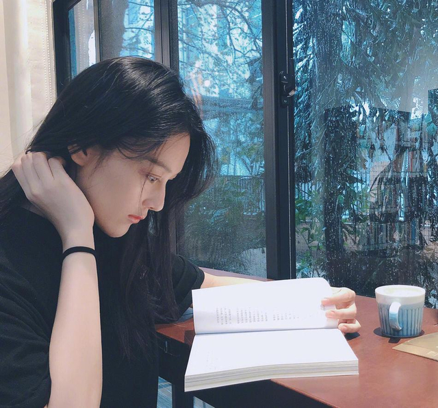 组图:张馨予下雨天在窗边阅读 透过书架偷拍何捷爱意浓