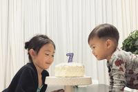 奥莉7岁生日庆祝会欢乐多 与弟弟对着蛋糕同步甜笑超有爱