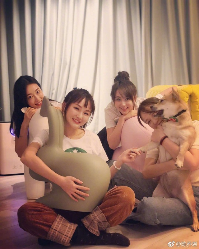 2月21日晚,陈乔恩在微博晒出姐妹们聚会的照片,照片中陈乔恩与好友们