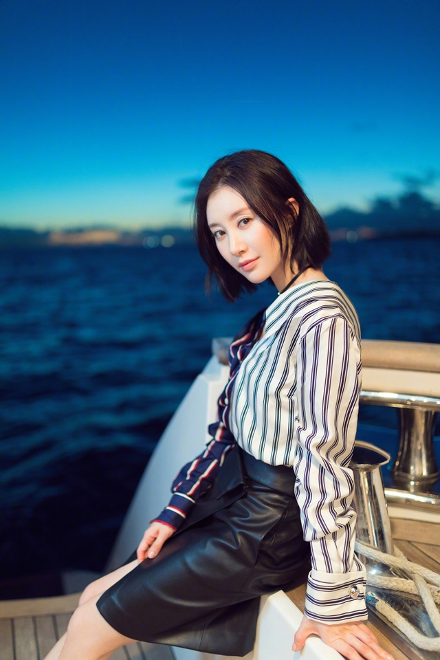 舒畅夕阳西下海边徜徉 知性优雅眼神温柔_新浪图片