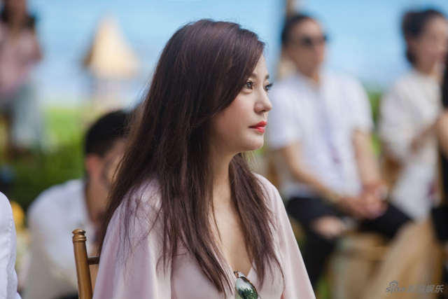 组图：杨子姗吴中天举办答谢宴  赵薇领衔致青春剧组重聚