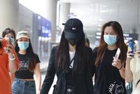 Angelababy穿过膝长靴大秀美腿 黑西装配短裤酷劲十足