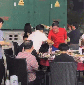 杜江霍思燕与友人吃夜宵兴致颇好 当众高调牵手对唱情歌