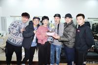 米雪晒照为妹妹雪梨庆生 54岁“李莫愁”短发干练笑容优雅