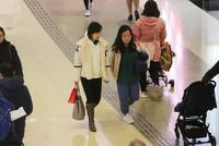 “小青”陈美琪被拍与养女逛街扫货 一路亲密交谈感情深厚