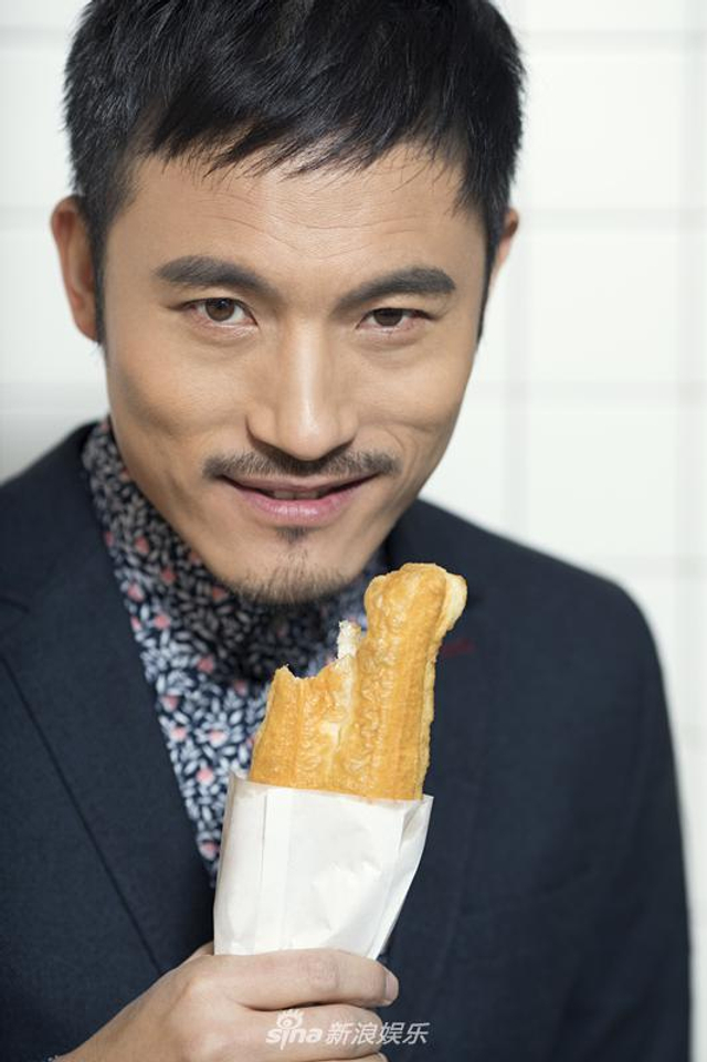 耿乐悠然自得吃油条 儒雅诠释慢生活含义_新浪图片