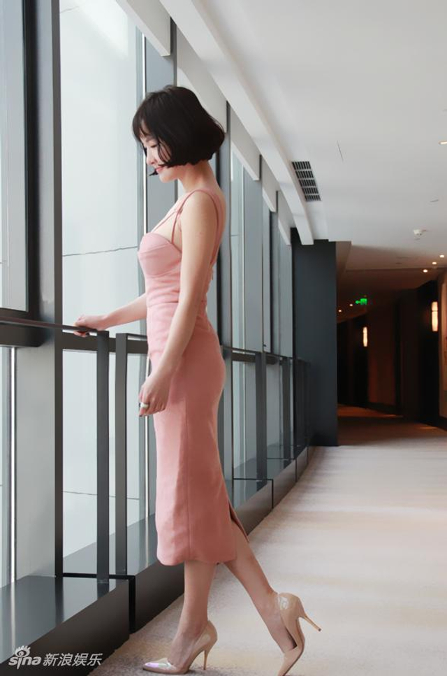郑亦桐粉嫩现身 妖娆深v大秀傲人事业线_新浪图片