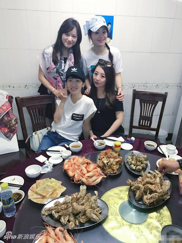 一组照片,并配文称:"搞创作的女演员 饿扁的女汉子 等待闺蜜探班大餐