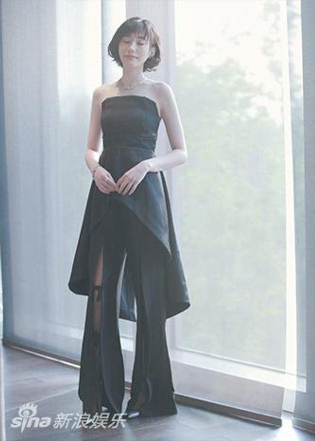 郭姝彤身着黑色礼服