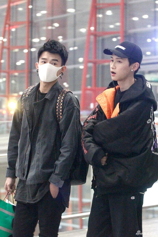 查杰朱戬合体现身机场相视一笑