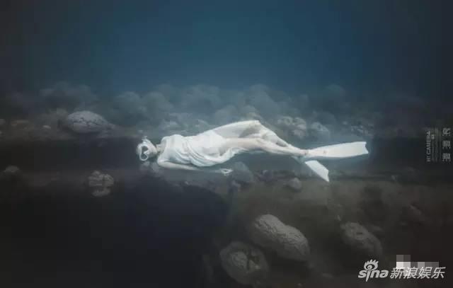 陈赫前妻畅游蔚蓝大海身姿婀娜