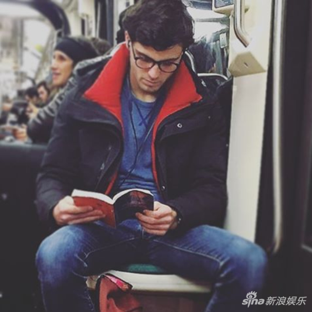 巴黎地铁帅哥颜值高