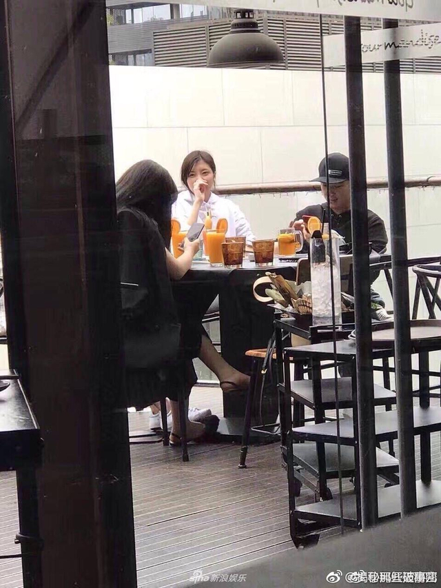 豆得儿获王思聪亲密陪逛街 一脸春风得意
