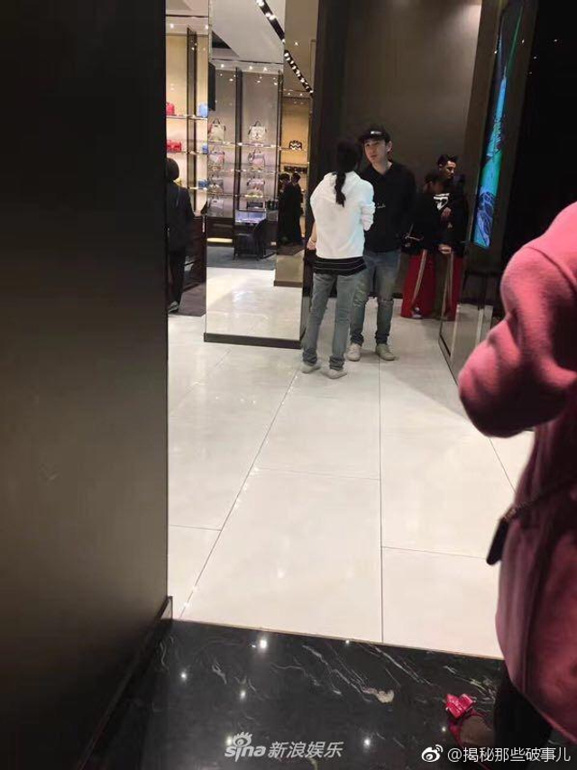 豆得儿获王思聪亲密陪逛街 一脸春风得意