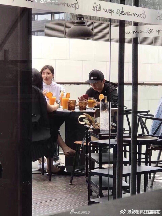 豆得儿获王思聪亲密陪逛街 一脸春风得意