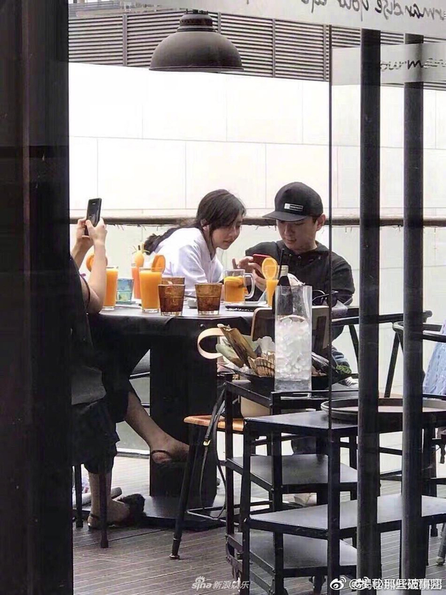 豆得儿获王思聪亲密陪逛街 一脸春风得意
