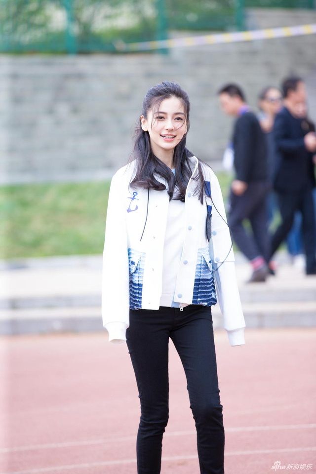 baby现身大连活力满满做公益