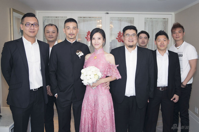 组图：杨子姗出嫁吴中天低调迎亲 粉色中式礼服俏美十足