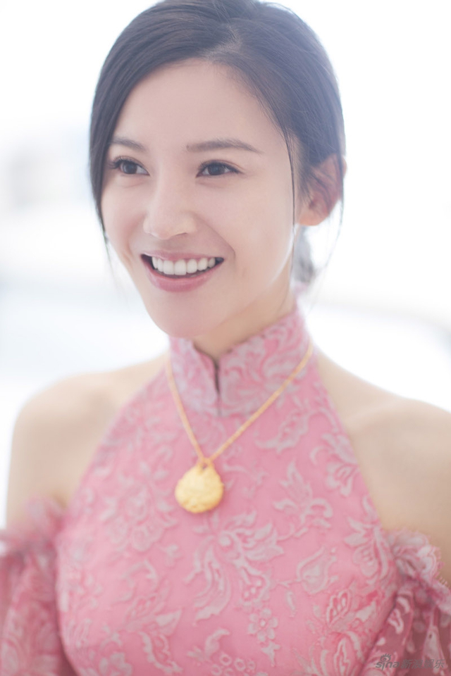 组图：杨子姗出嫁吴中天低调迎亲 粉色中式礼服俏美十足