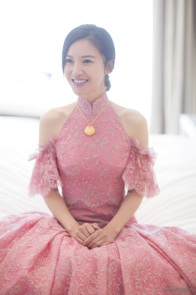 组图：杨子姗出嫁吴中天低调迎亲 粉色中式礼服俏美十足