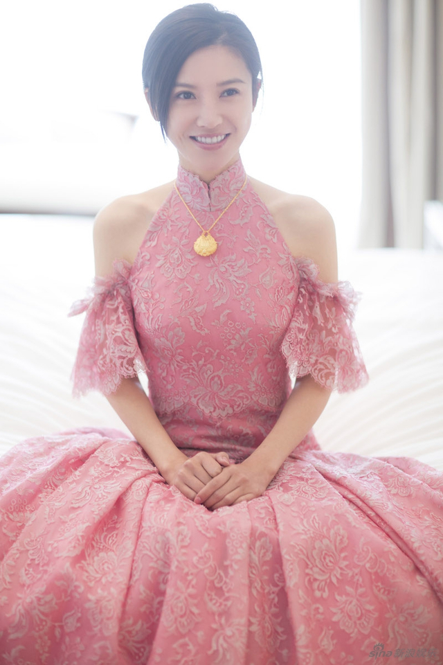 组图：杨子姗出嫁吴中天低调迎亲 粉色中式礼服俏美十足