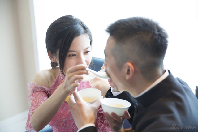 组图：杨子姗出嫁吴中天低调迎亲 粉色中式礼服俏美十足