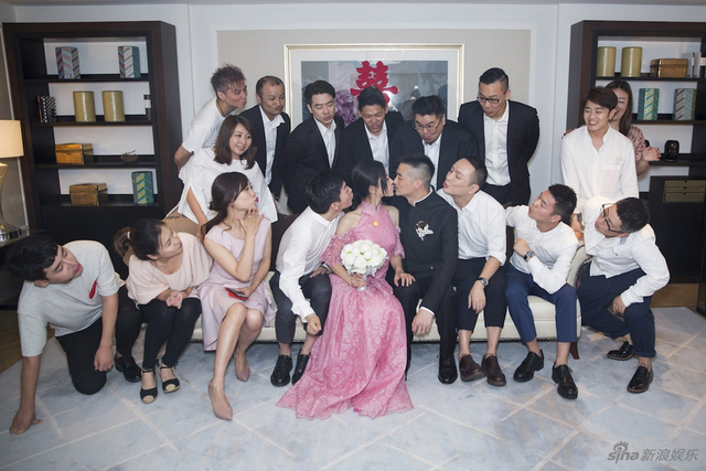 杨子姗出嫁粉色中式礼服俏美