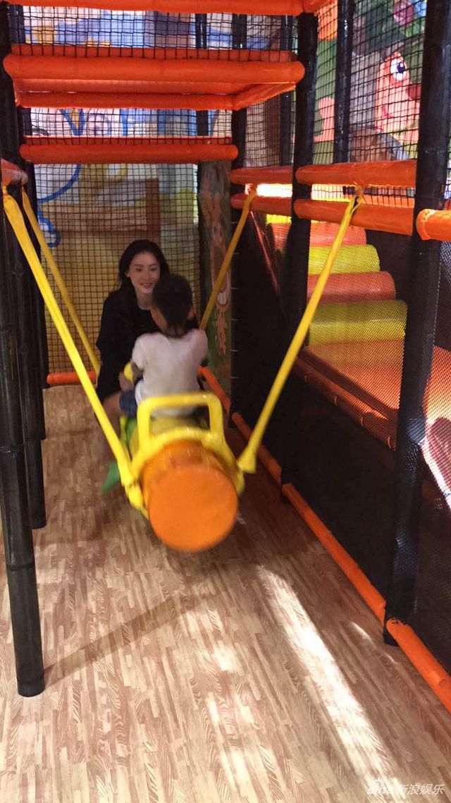 组图:张柏芝带小Q玩遍游乐场 好妈妈贴身呵护