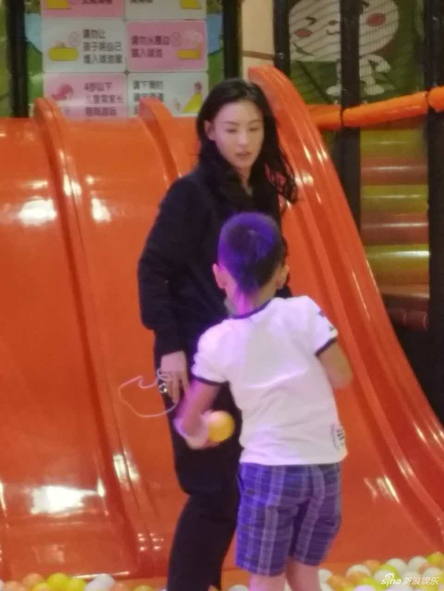 组图:张柏芝带小Q玩遍游乐场 好妈妈贴身呵护
