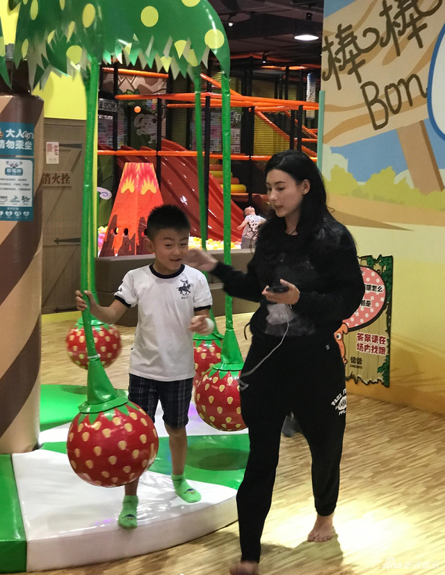 组图:张柏芝带小Q玩遍游乐场 好妈妈贴身呵护