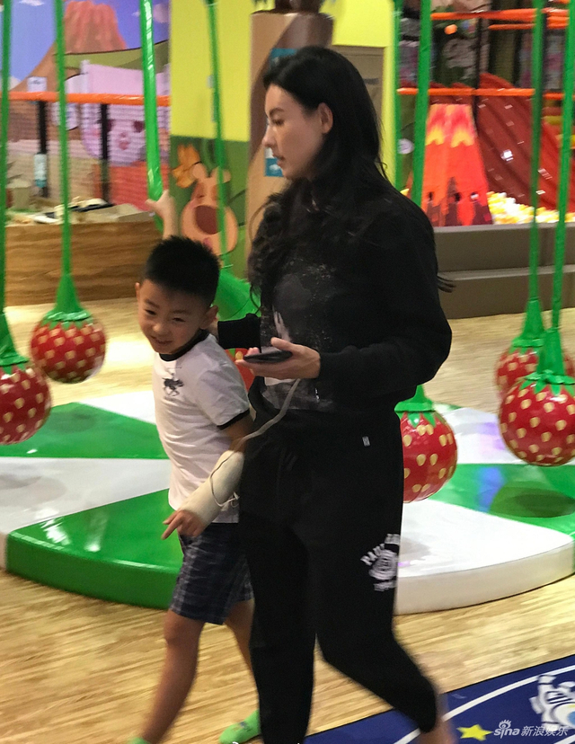 组图:张柏芝带小Q玩遍游乐场 好妈妈贴身呵护